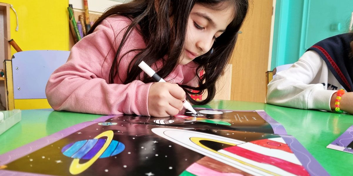 آشنایی با مبانی نجوم با استفاده از کتاب های آموزشی و کمک آموزشی