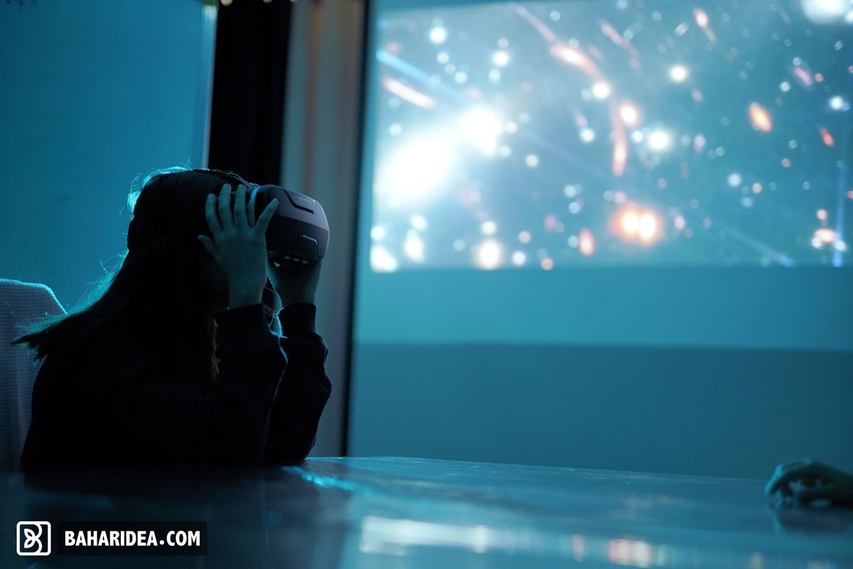توضیح مفاهیم کیهان با استفاده از عینک VR/AR در کلاس آموزش نجوم