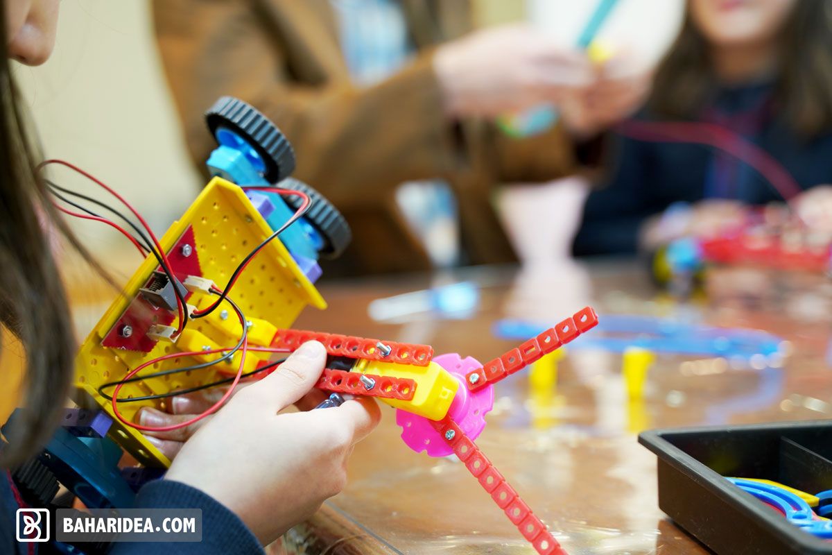 طراحی و ساخت ربات توسط کودکان و نوجوانان در کلاس رباتیک