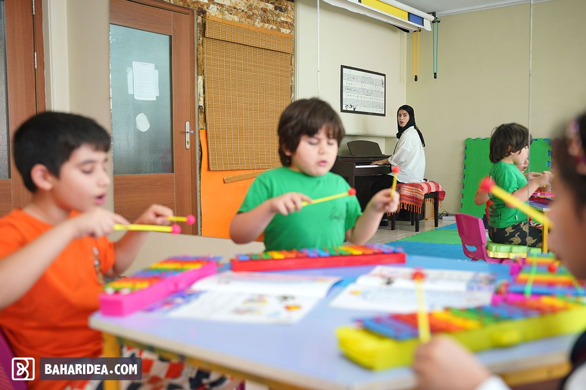 تمرین و اجرای موسیقی در کلاس آموزش اُرف