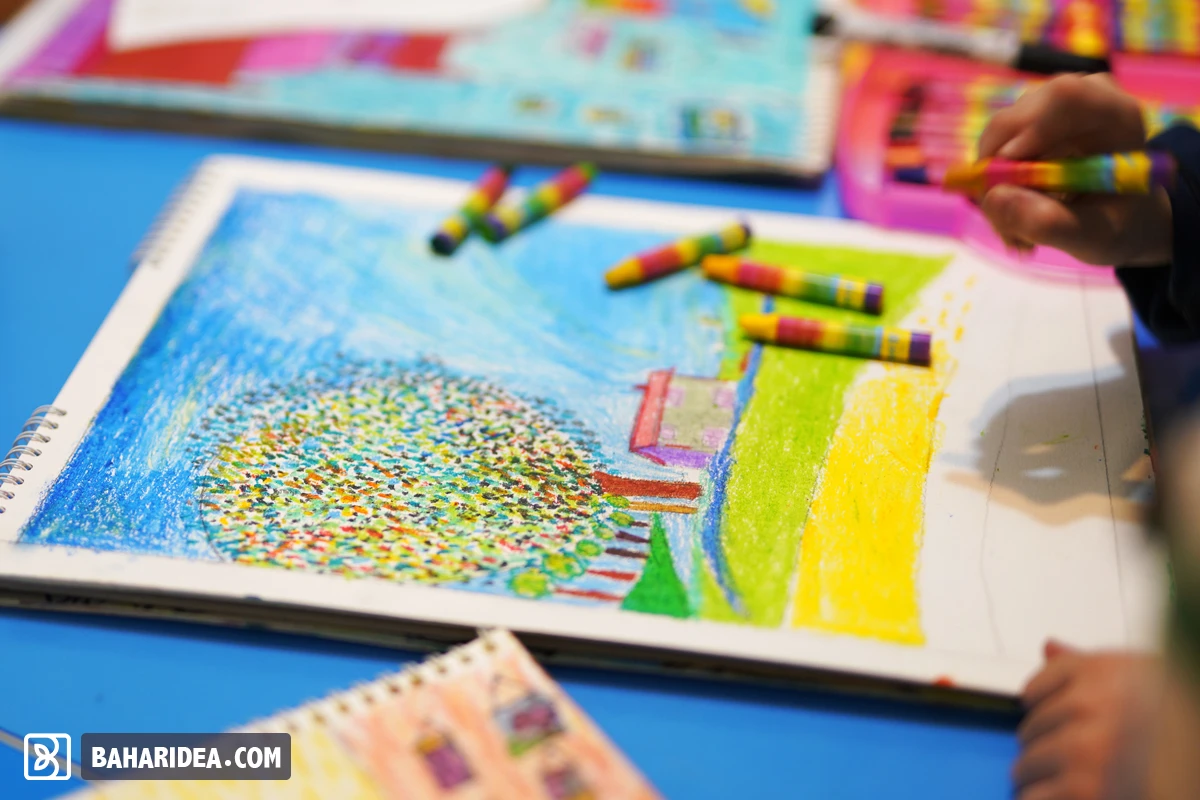 هنرجویان در حال نقاشی و طراحی